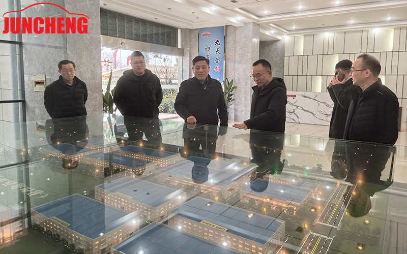 Los líderes del condado investigan la industria de vehículos de Juncheng